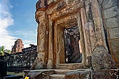 Bakong temple - entrance building of the northern stairway